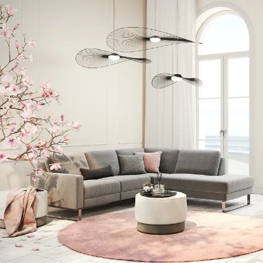 rosa Sofa in stylischem Wohnzimmer